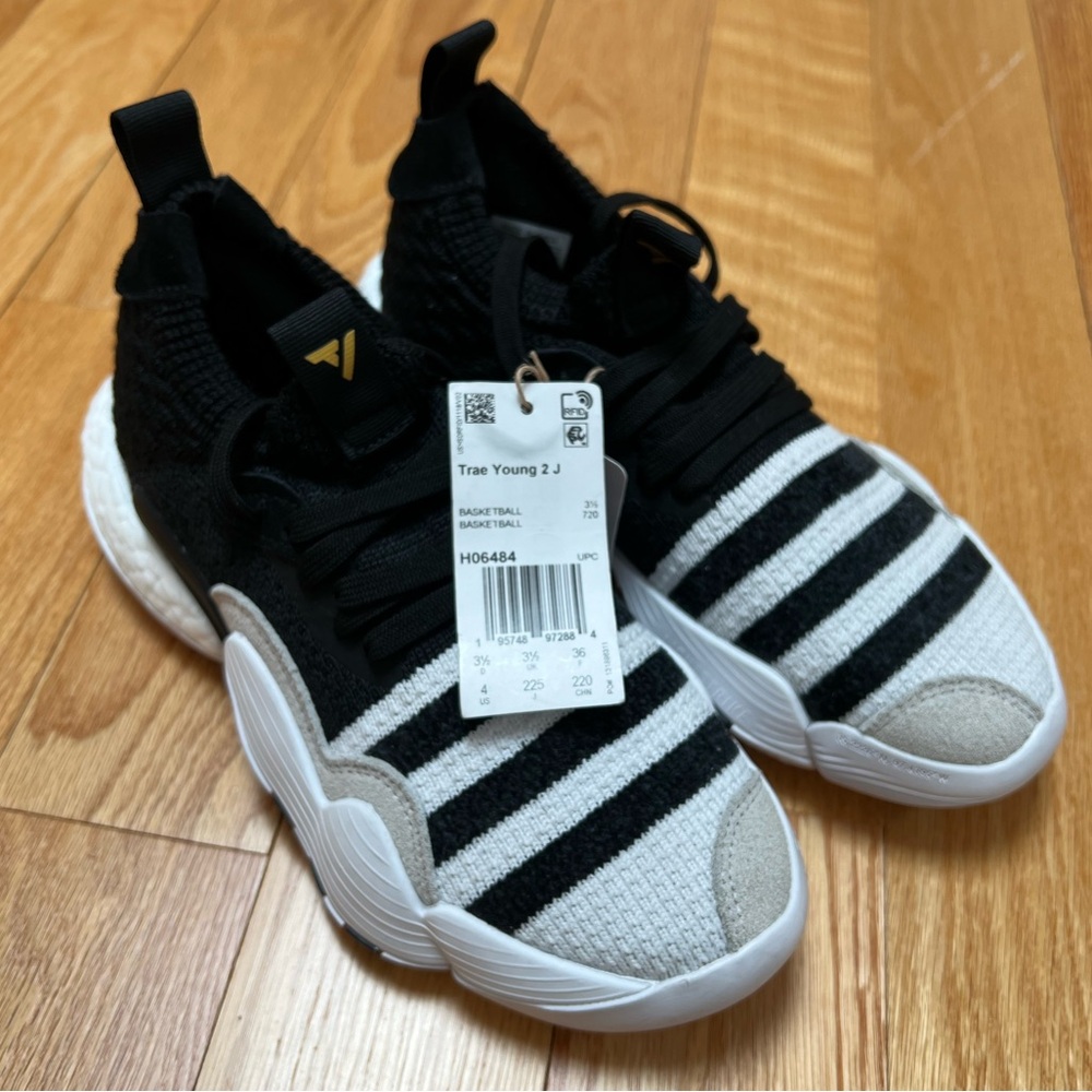 Adidas TRAE YOUNG 2J Unisex Big Kids Black and White basketball shoes - Picture 8 of 9